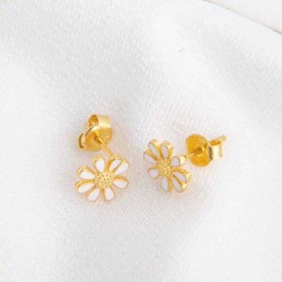 925 Silver Daisy Flower Stud Earrings Silver or Gold Finish | Minimalist Jewelry - Picture 1 of 3